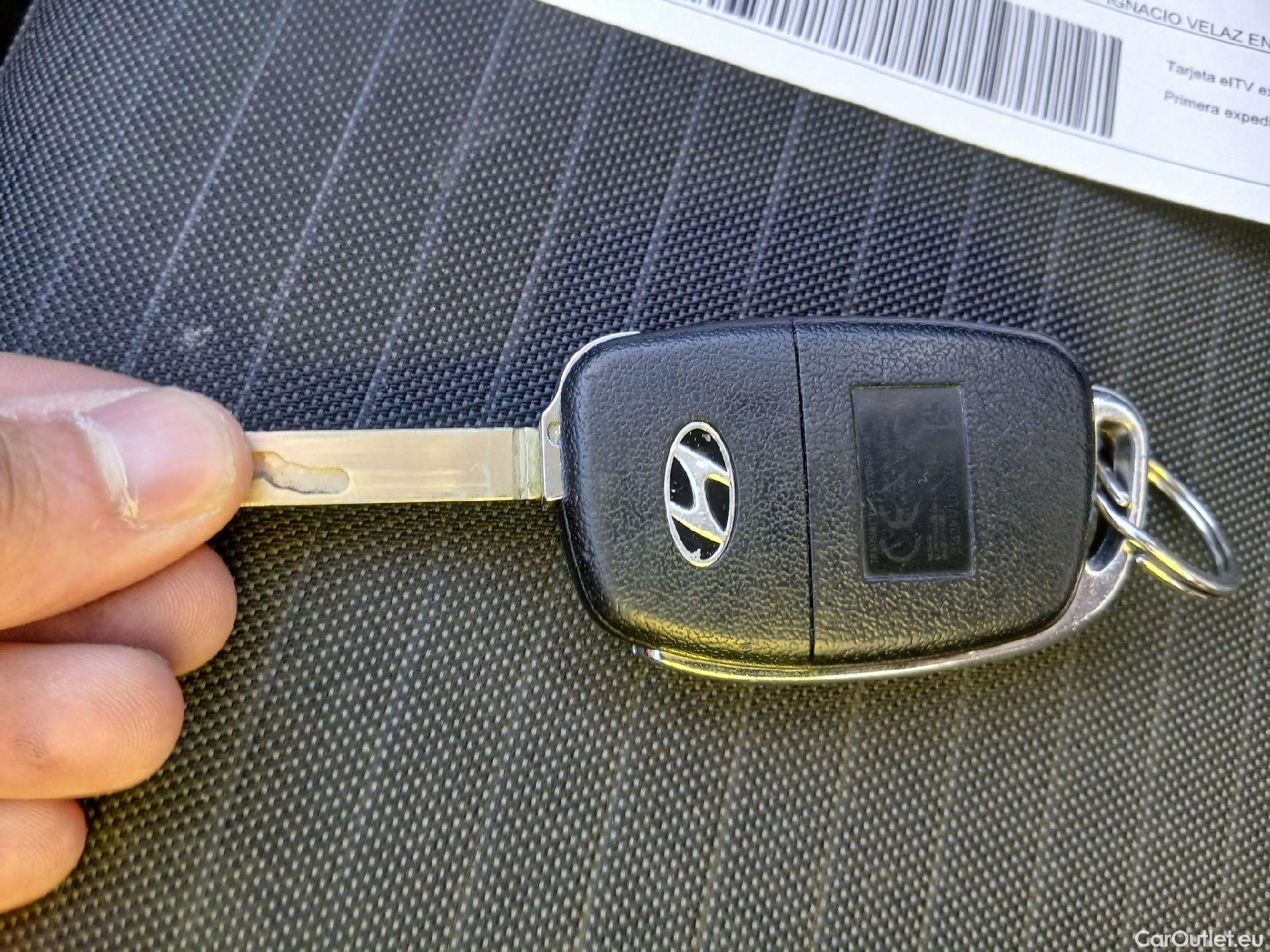  Hyundai  i20 HYUNDAI  / 2020 / 5P / berlina con portón 1.2 MPI SLX #1