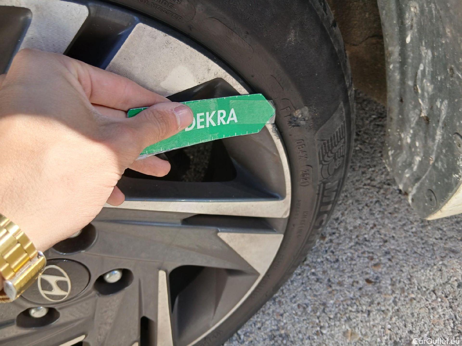  Hyundai  i20 HYUNDAI  / 2020 / 5P / berlina con portón 1.2 MPI SLX #3