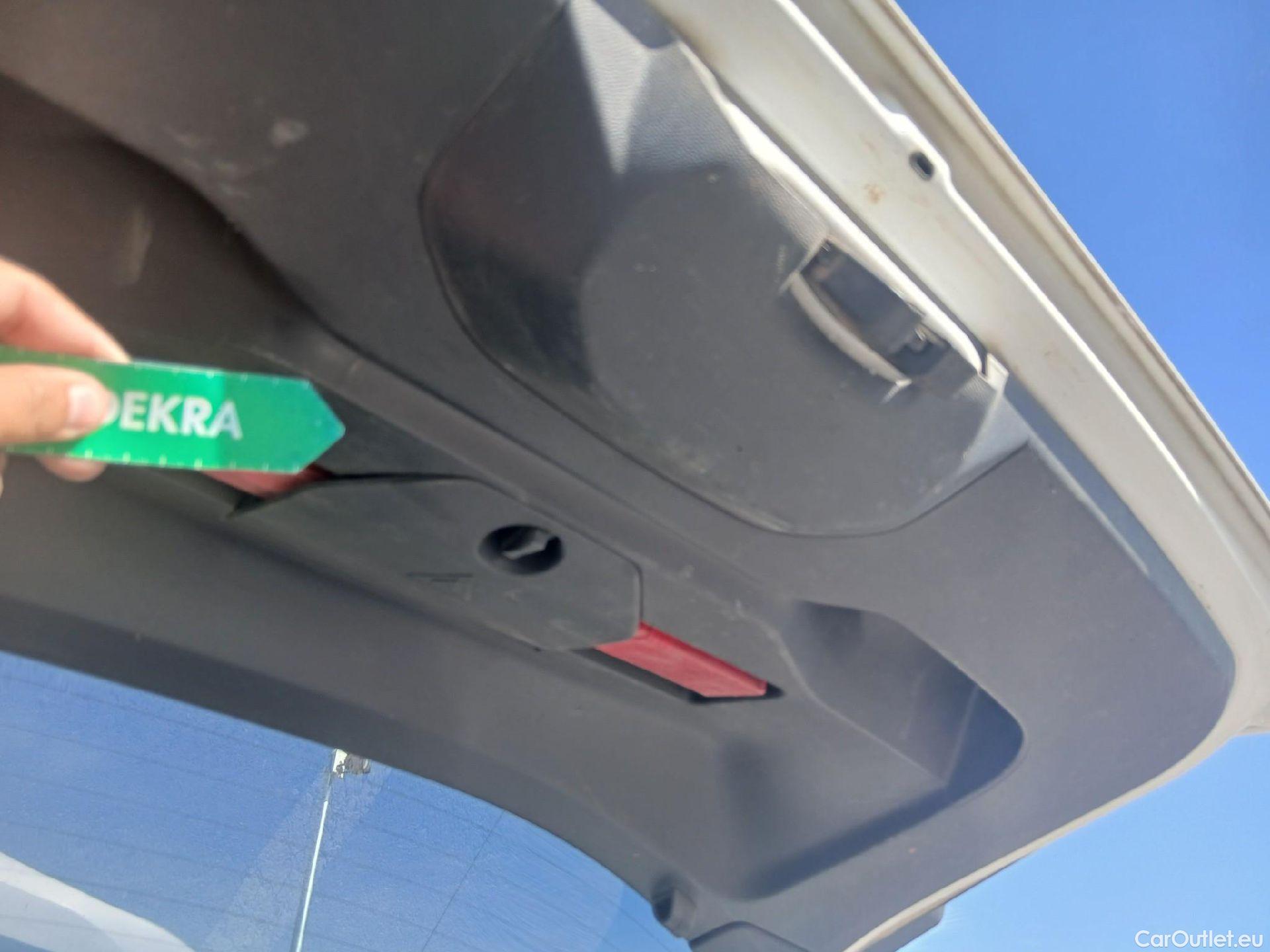  Peugeot  2008 PEUGEOT  / 2019 / 5P / Allure Pack BlueHDI 81kW (110CV) (AC) #6