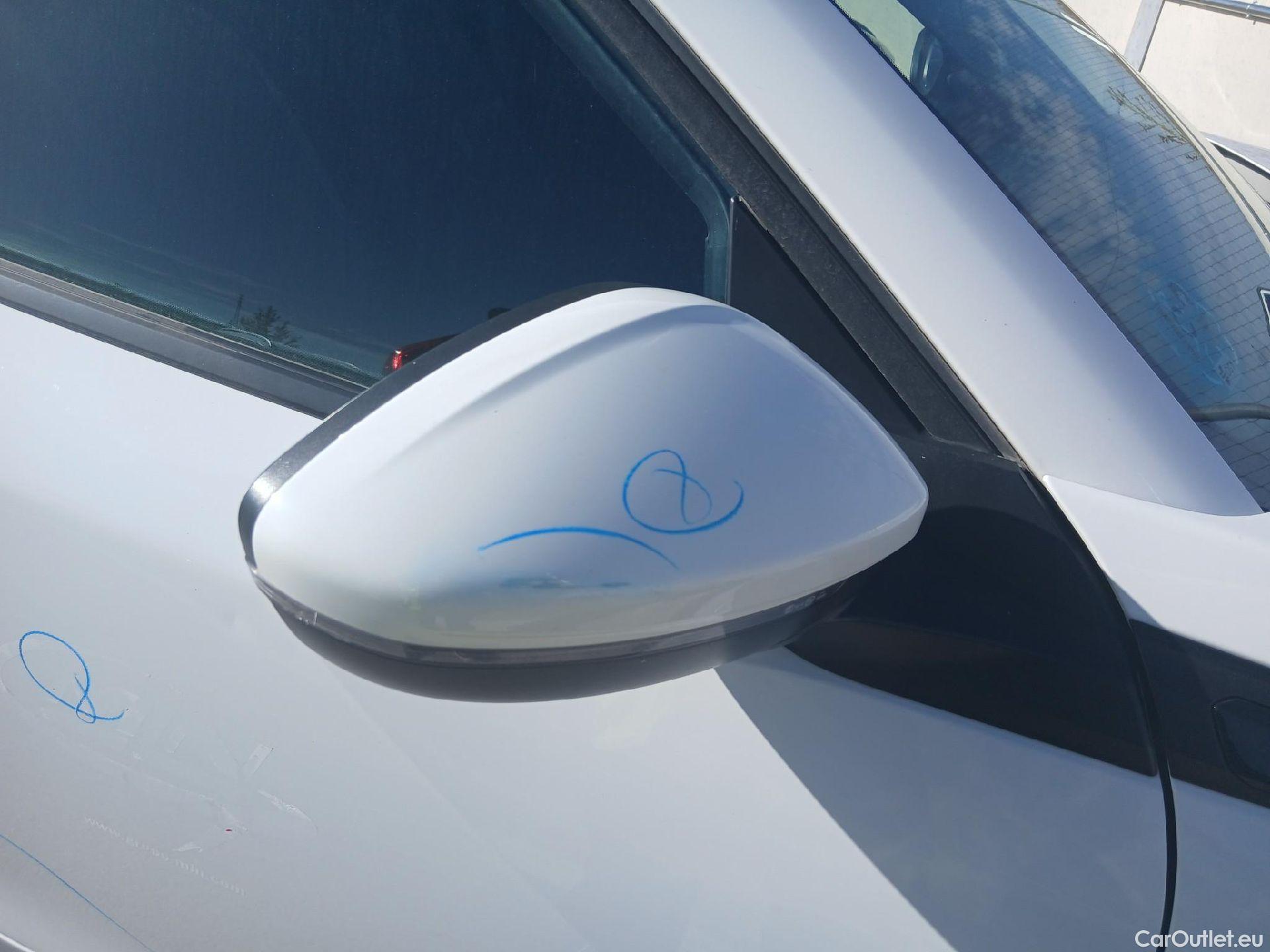  Peugeot  2008 PEUGEOT  / 2019 / 5P / Allure Pack BlueHDI 81kW (110CV) (AC) #38