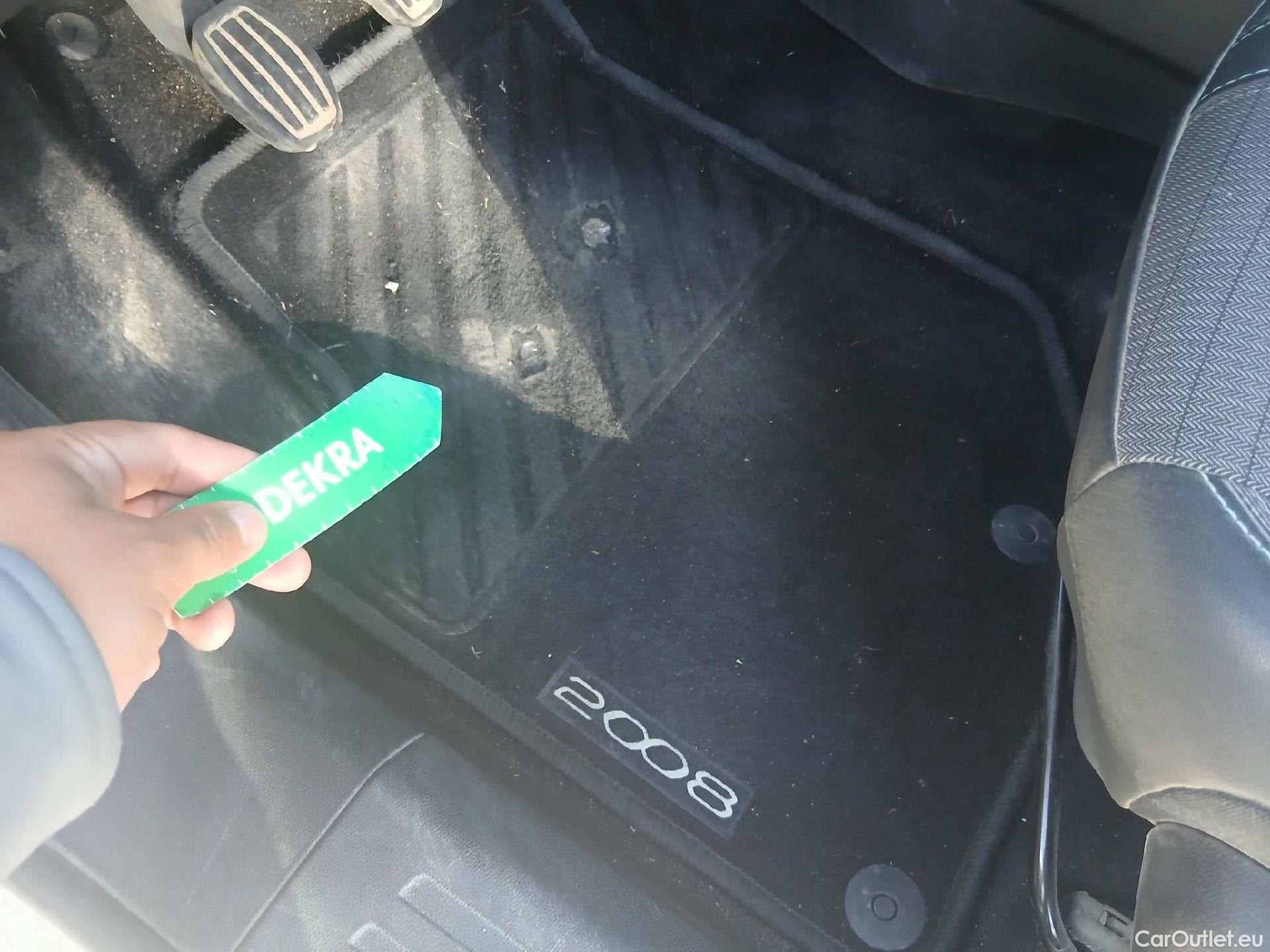  Peugeot  2008 PEUGEOT  / 2019 / 5P / Allure Pack BlueHDI 81kW (110CV) (AC) #4