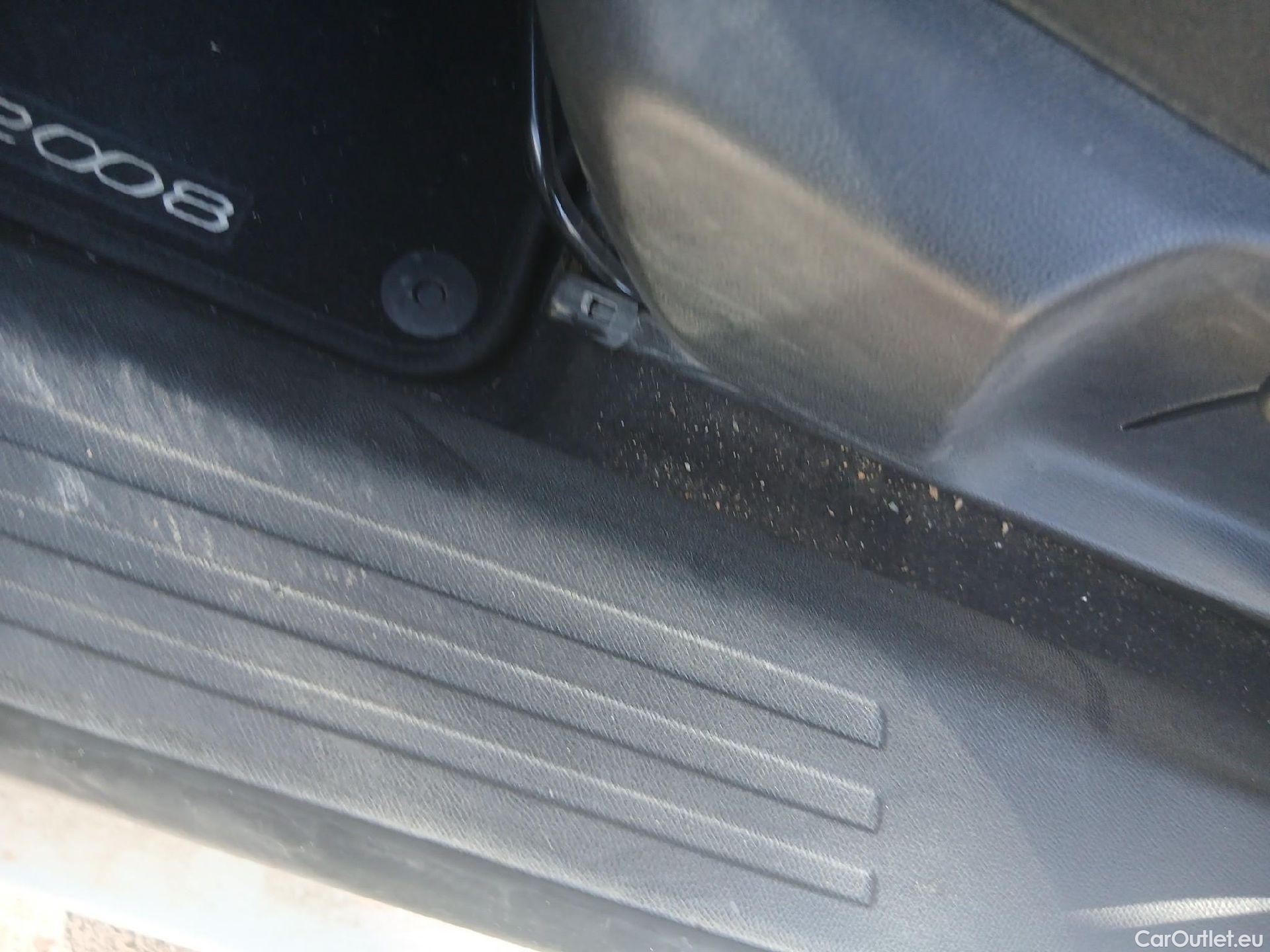  Peugeot  2008 PEUGEOT  / 2019 / 5P / Allure Pack BlueHDI 81kW (110CV) (AC) #2