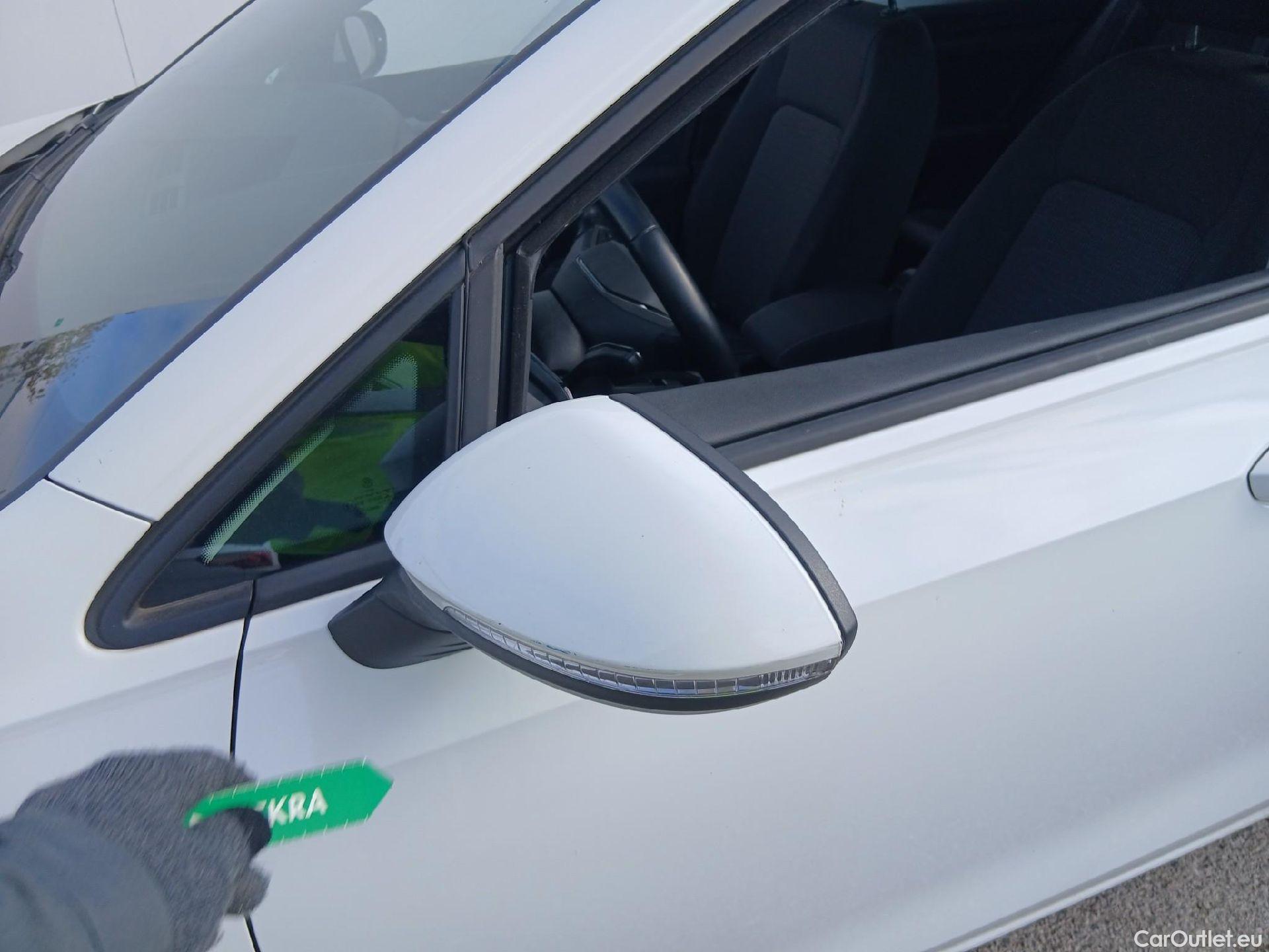  Volkswagen  Golf  VOLKSWAGEN / 2020 / 5P / berlina con portón 1.0 TSI 81kW (110CV) #9