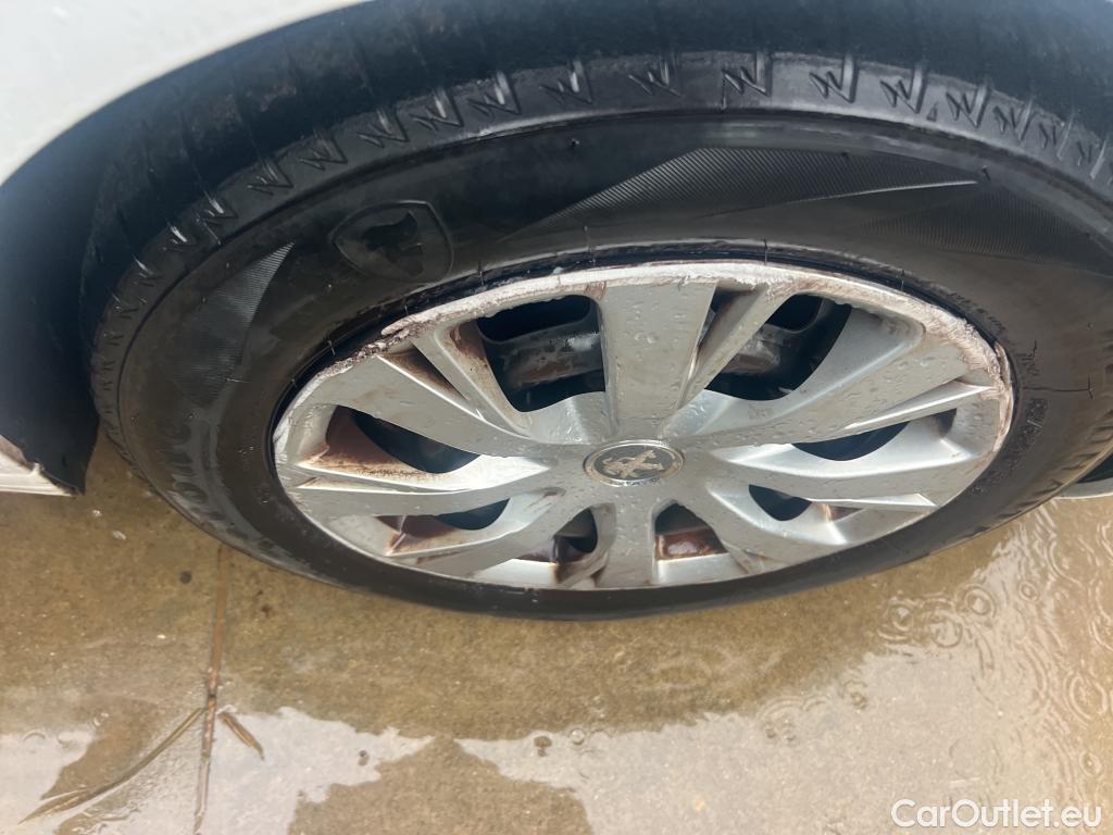  Peugeot  208 PEUGEOT  / 2019 / 5P / berlina con portón BlueHDi 73kW (100CV) Active #44