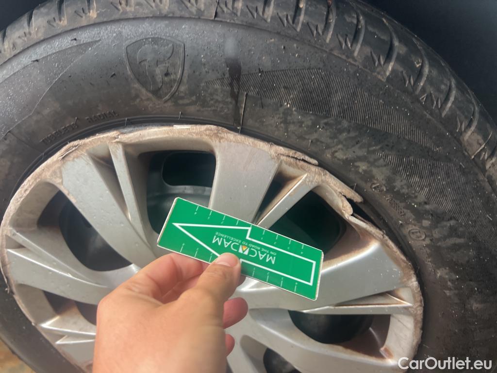  Peugeot  208 PEUGEOT  / 2019 / 5P / berlina con portón BlueHDi 73kW (100CV) Active #42