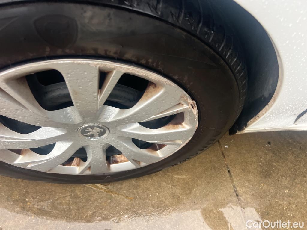  Peugeot  208 PEUGEOT  / 2019 / 5P / berlina con portón BlueHDi 73kW (100CV) Active #40