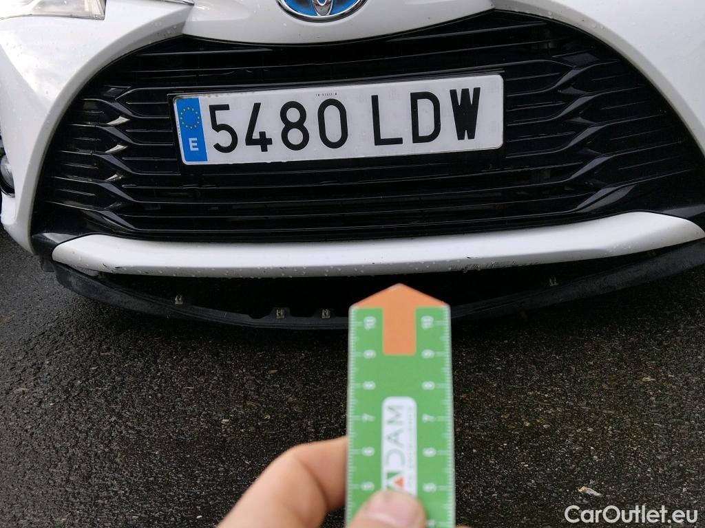  Toyota  Yaris TOYOTA  / 2017 / 5P / berlina con portón 1.5 100H Active #2