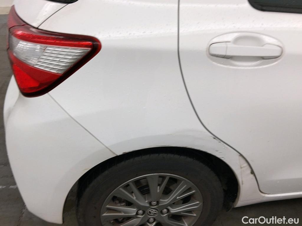  Toyota  Yaris TOYOTA  / 2017 / 5P / berlina con portón 1.5 100H Active #1