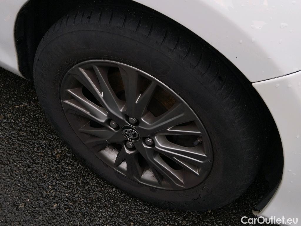  Toyota  Yaris TOYOTA  / 2017 / 5P / berlina con portón 1.5 100H Active #9