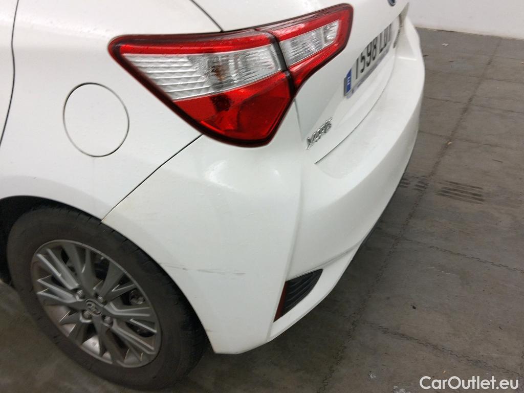  Toyota  Yaris TOYOTA  / 2017 / 5P / berlina con portón 1.5 100H Active #3