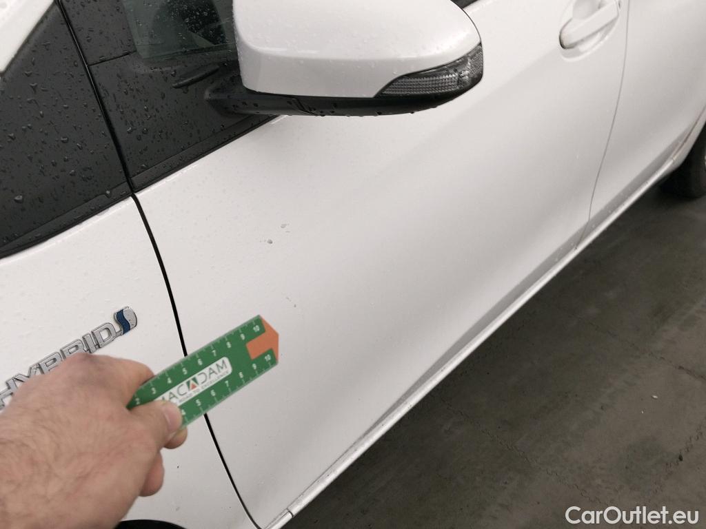  Toyota  Yaris TOYOTA  / 2017 / 5P / berlina con portón 1.5 100H Active #6