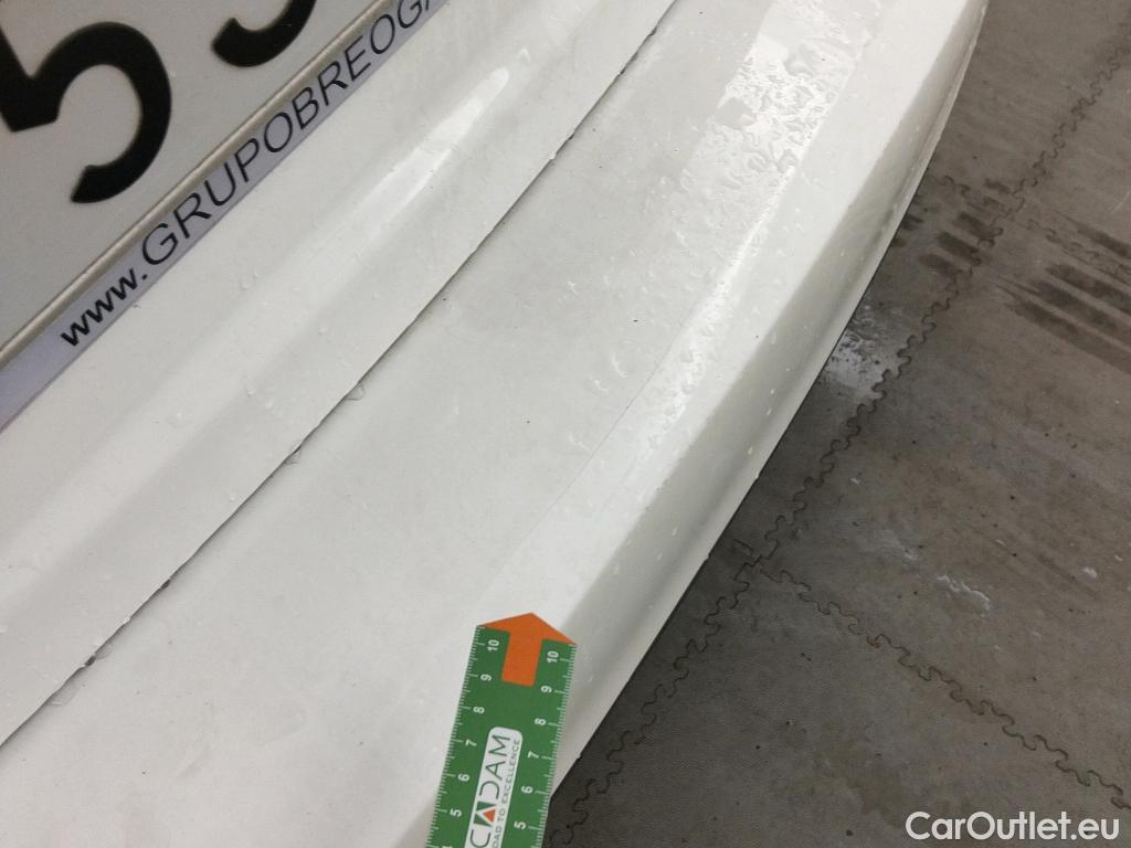  Toyota  Yaris TOYOTA  / 2017 / 5P / berlina con portón 1.5 100H Active #4