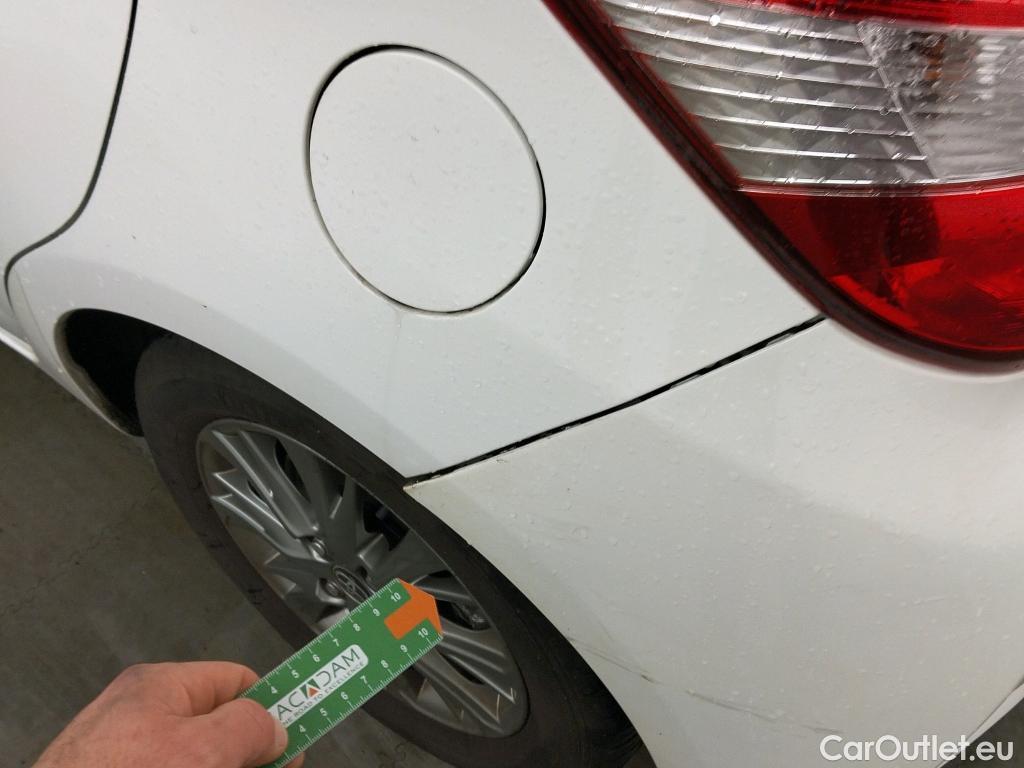  Toyota  Yaris TOYOTA  / 2017 / 5P / berlina con portón 1.5 100H Active #5