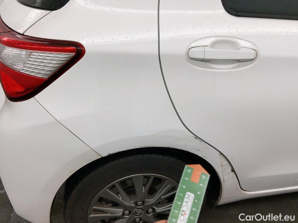  Toyota  Yaris TOYOTA  / 2017 / 5P / berlina con portón 1.5 100H Active #2