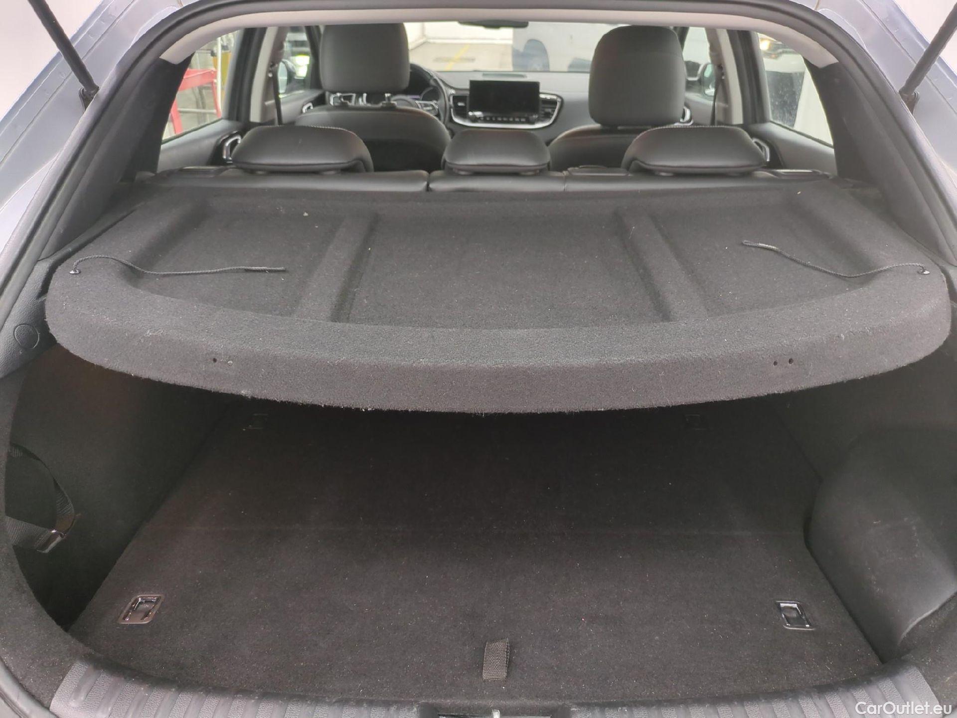  KIA  XCeed KIA  / 2019 / 5P / Crossover 1.6 GDI ISG ISG PHEV ACTIVE BUS DCT6 #11