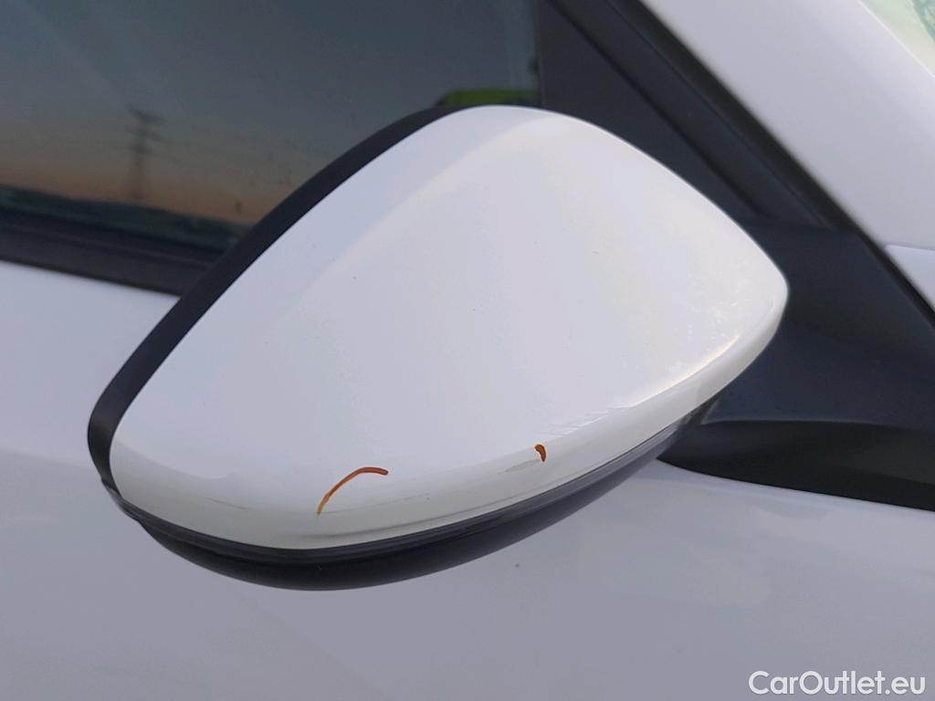  Peugeot  2008 PEUGEOT  / 2019 / 5P / todoterreno Active BlueHDI 81kW (110CV) #32