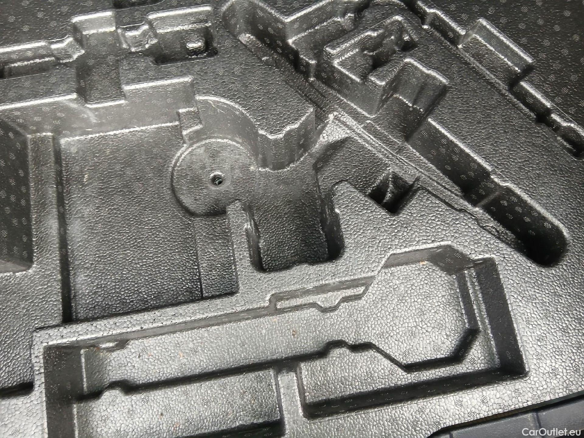  Toyota  C-HR TOYOTA  / 2019 / 5P / todoterreno 1.8 125H Advance #4