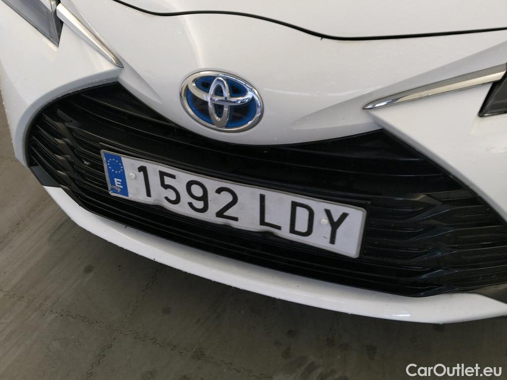  Toyota  Yaris TOYOTA  / 2017 / 5P / berlina con portón 1.5 100H Active #19