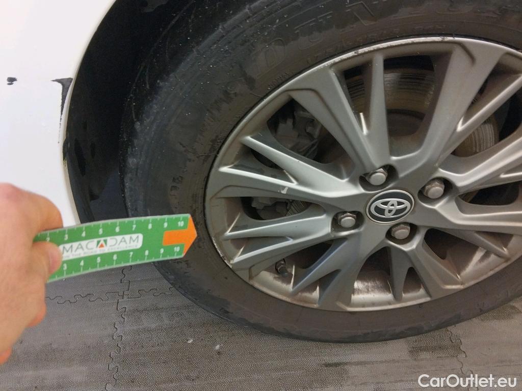  Toyota  Yaris TOYOTA  / 2017 / 5P / berlina con portón 1.5 100H Active #8