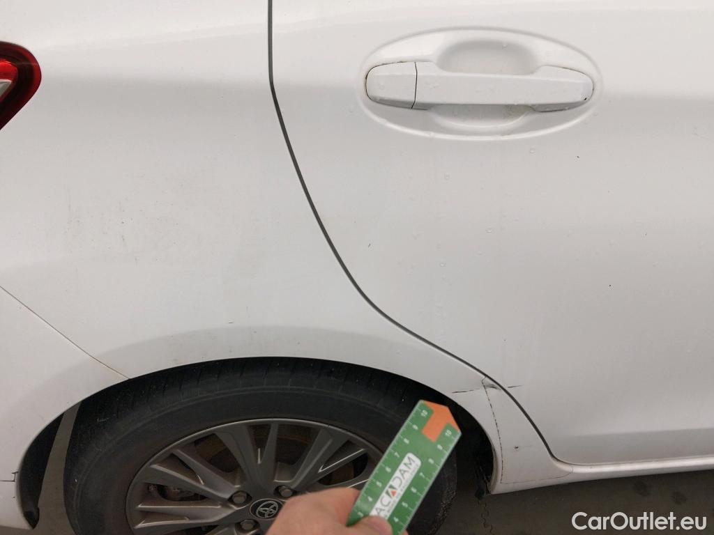  Toyota  Yaris TOYOTA  / 2017 / 5P / berlina con portón 1.5 100H Active #4