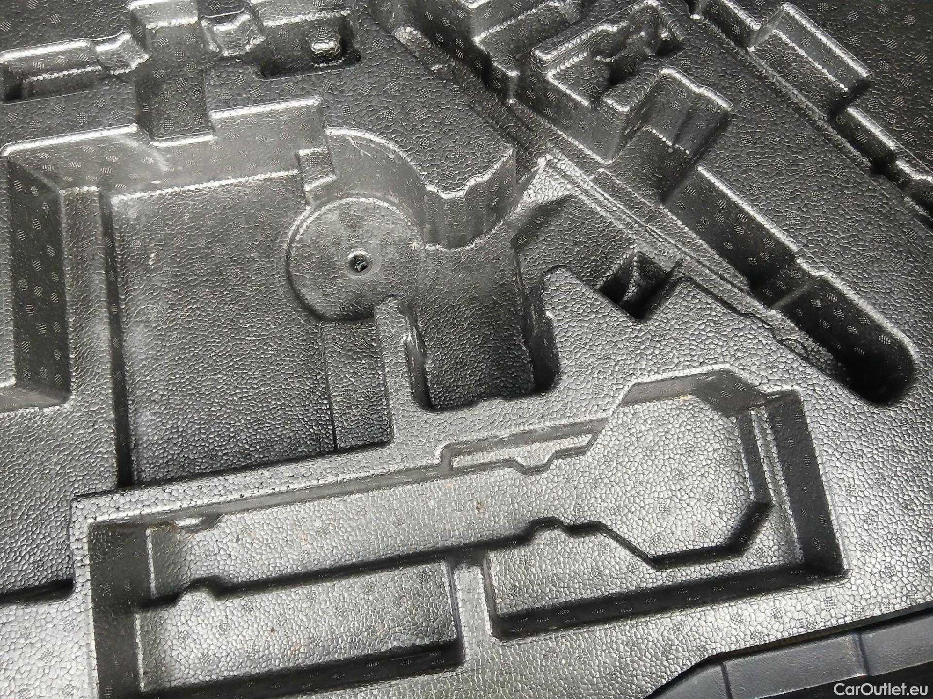  Toyota  C-HR TOYOTA  / 2019 / 5P / todoterreno 1.8 125H Advance #5