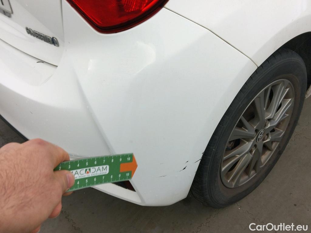  Toyota  Yaris TOYOTA  / 2017 / 5P / berlina con portón 1.5 100H Active #18