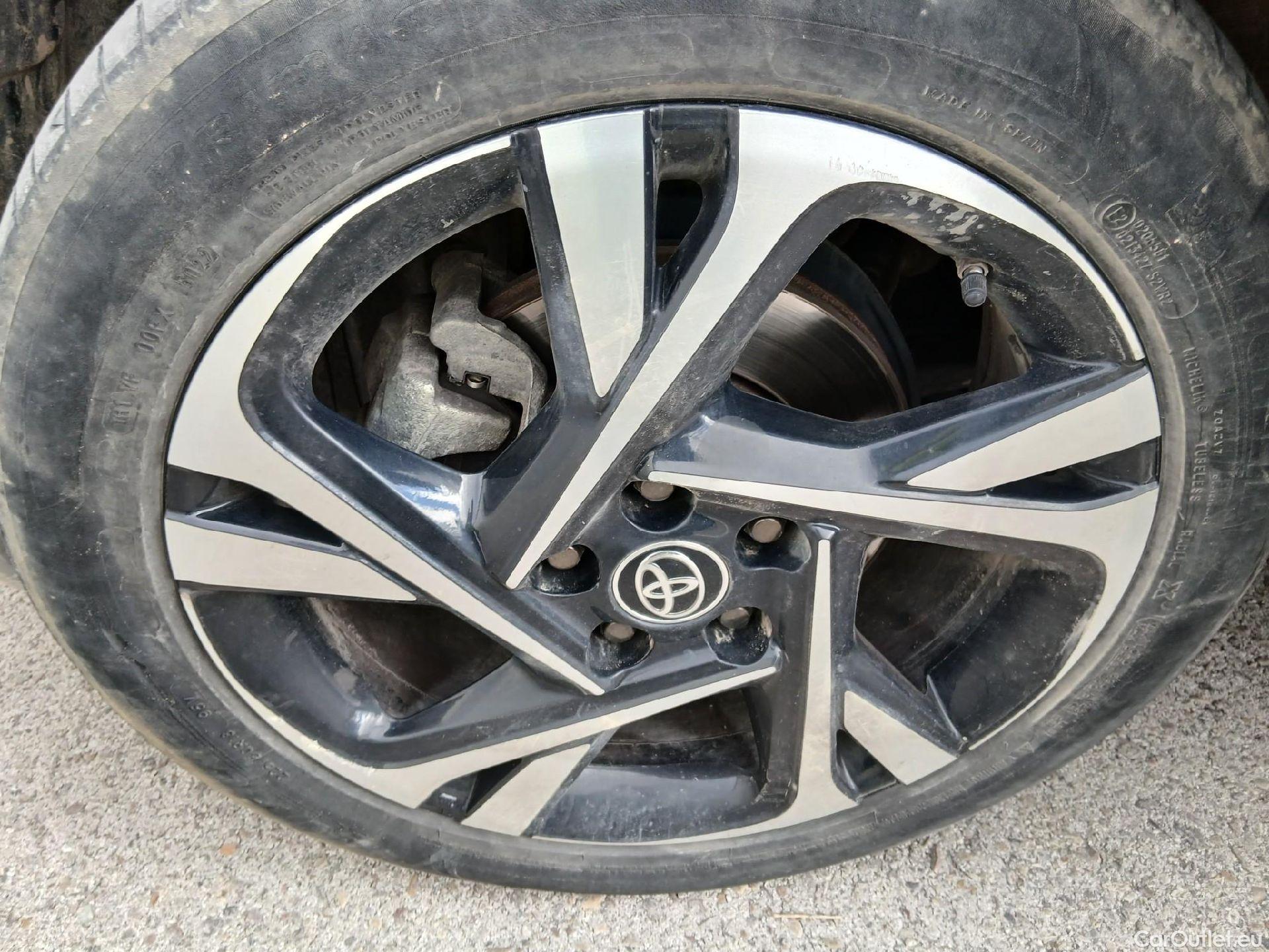  Toyota  C-HR TOYOTA  / 2019 / 5P / todoterreno 1.8 125H Advance #33