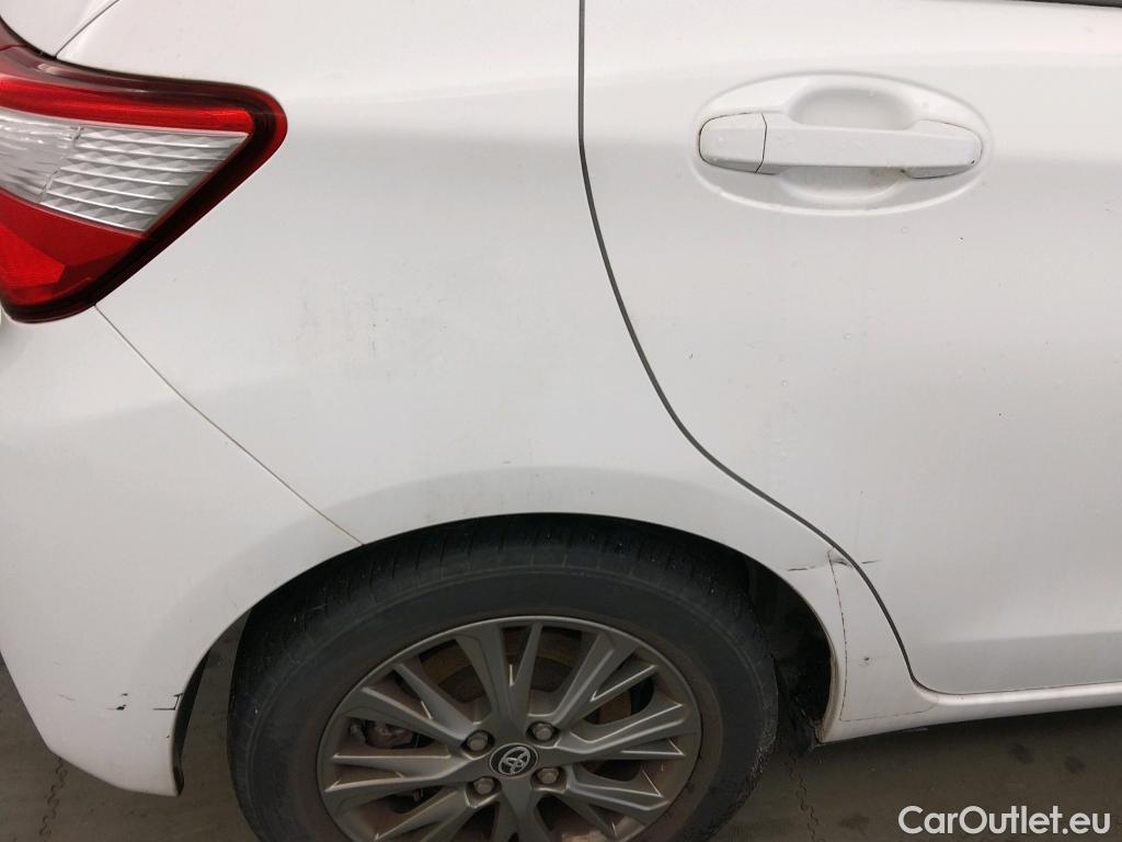  Toyota  Yaris TOYOTA  / 2017 / 5P / berlina con portón 1.5 100H Active #3