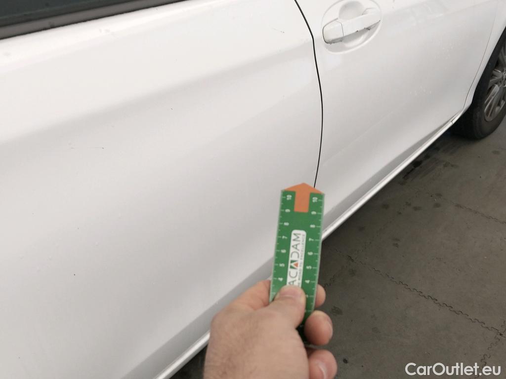  Toyota  Yaris TOYOTA  / 2017 / 5P / berlina con portón 1.5 100H Active #6