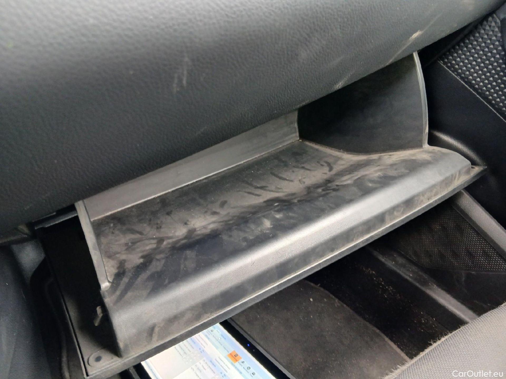  Toyota  C-HR TOYOTA  / 2019 / 5P / todoterreno 1.8 125H Advance #2