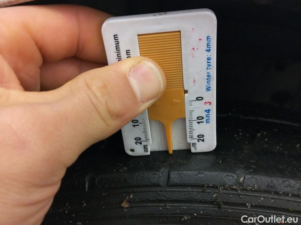  Toyota  Yaris TOYOTA  / 2017 / 5P / berlina con portón 1.5 100H Active #12