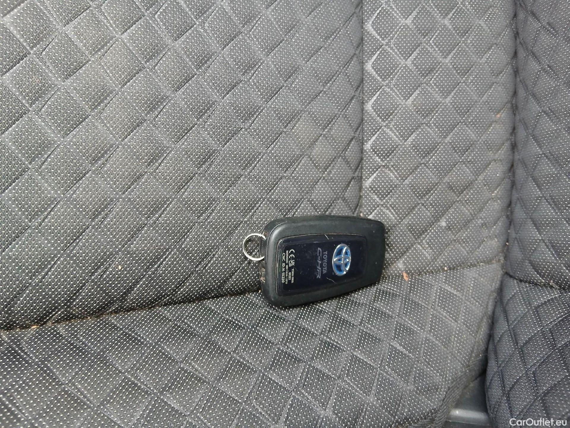  Toyota  C-HR TOYOTA  / 2019 / 5P / todoterreno 1.8 125H Advance #1