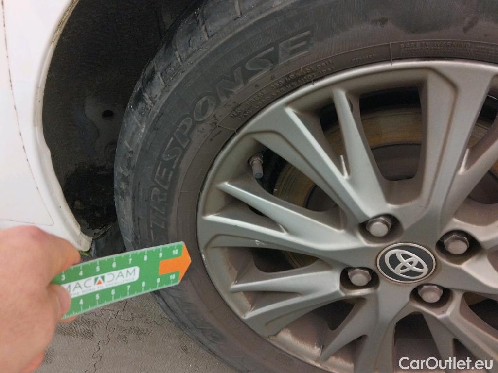  Toyota  Yaris TOYOTA  / 2017 / 5P / berlina con portón 1.5 100H Active #24