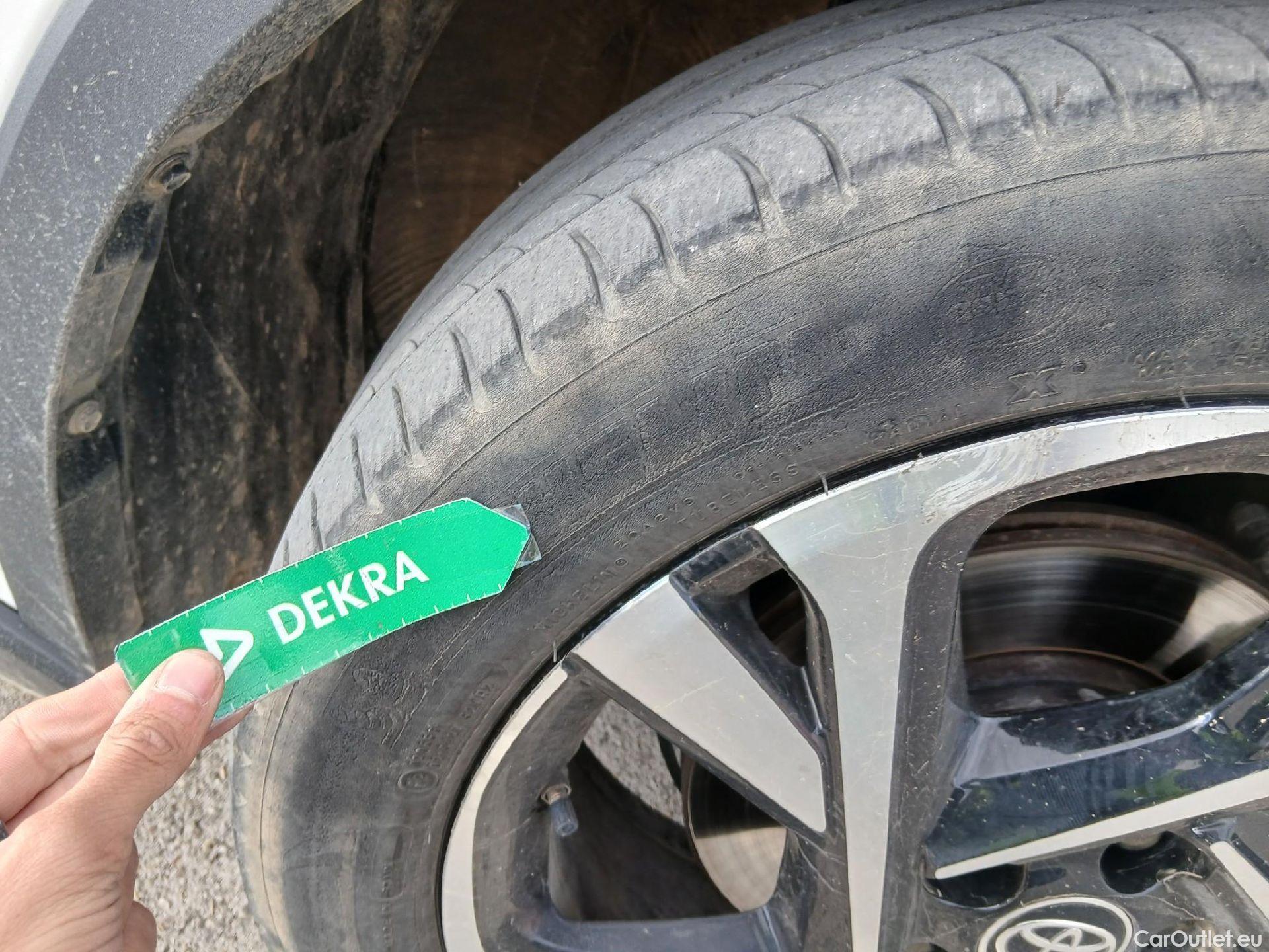  Toyota  C-HR TOYOTA  / 2019 / 5P / todoterreno 1.8 125H Advance #23