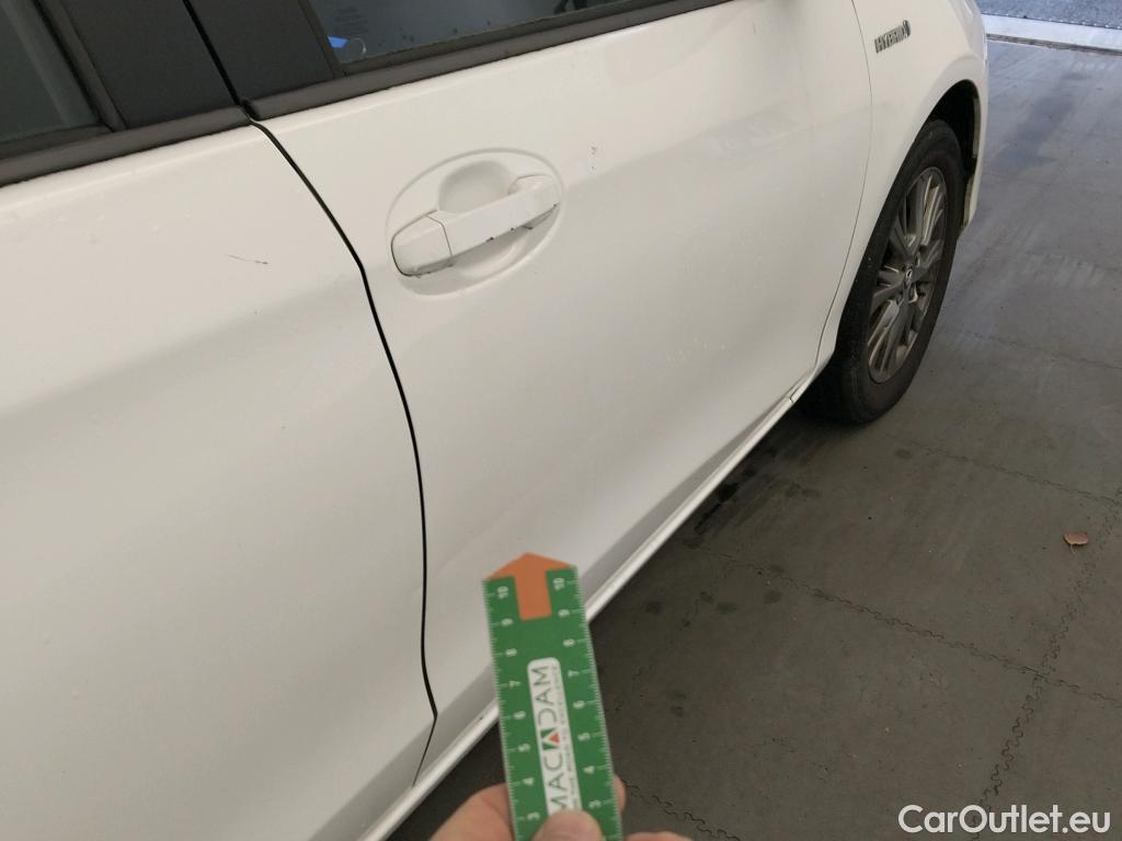  Toyota  Yaris TOYOTA  / 2017 / 5P / berlina con portón 1.5 100H Active #2