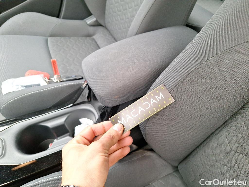  Land Rover  Discovery TOYOTA Corolla  2018  5P  Berline Hybride 122h Dynamic Business Supp Lomb #7