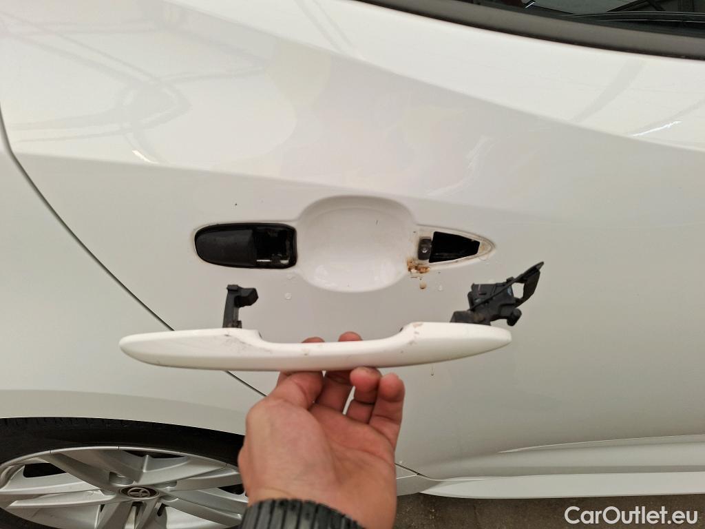  Land Rover  Discovery TOYOTA Corolla  2018  5P  Berline Hybride 122h Dynamic Business Supp Lomb #4