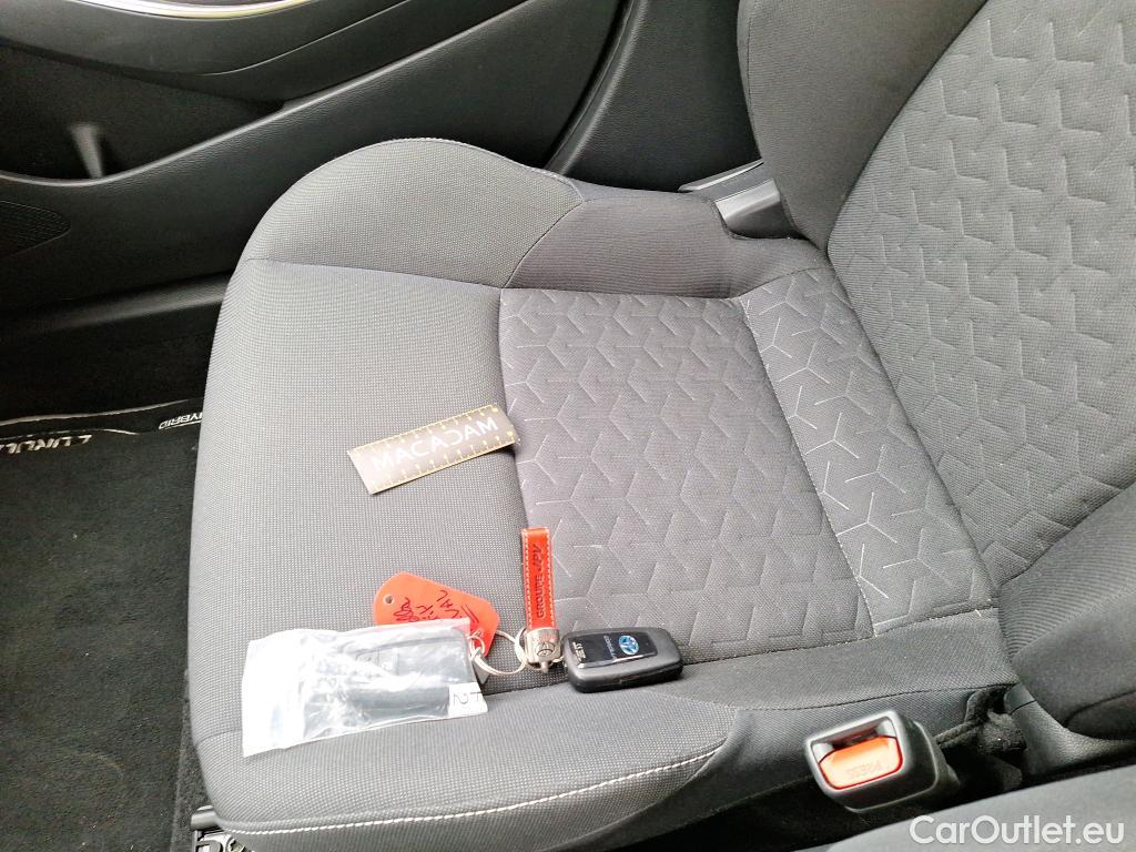  Land Rover  Discovery TOYOTA Corolla  2018  5P  Berline Hybride 122h Dynamic Business Supp Lomb #8