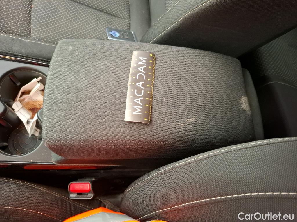  Renault  Kadjar RENAULT  / 2018 / 5P / Crossover Business Blue dCi 115 #36