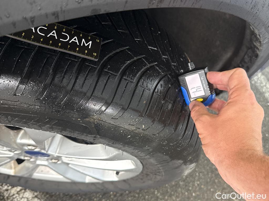  Ford  Kuga FORD  / 2019 / 5P / SUV 2.5 190 hybrid Flexifuel Pshift Titanium #9