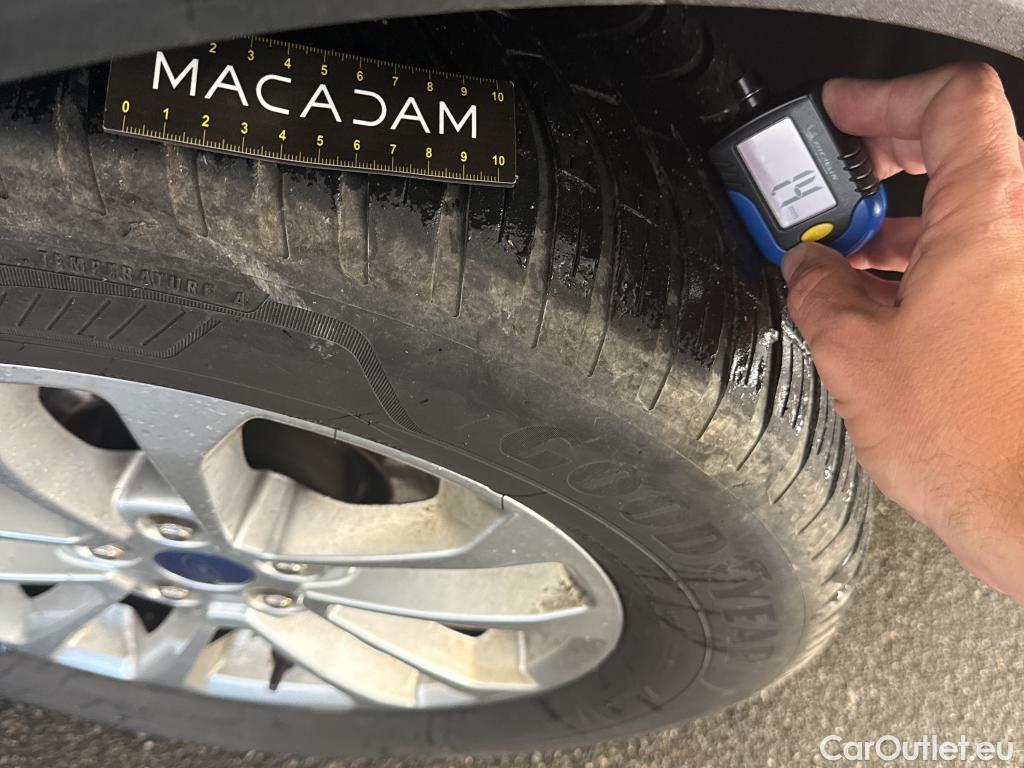  Ford  Kuga FORD  / 2019 / 5P / SUV 2.5 190 hybrid Flexifuel Pshift Titanium #7