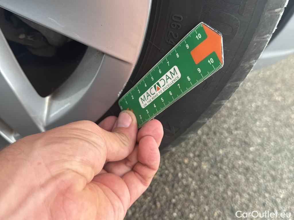  Volkswagen  Golf  VOLKSWAGEN / 2020 / 5P / Berline 1.0 eTSI OPF 110 DSG7 Life Business 1st #34