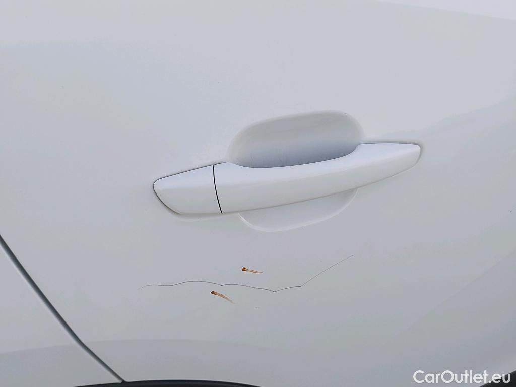  Peugeot  2008 PEUGEOT  / 2019 / 5P / todoterreno Active BlueHDI 81kW (110CV) #9