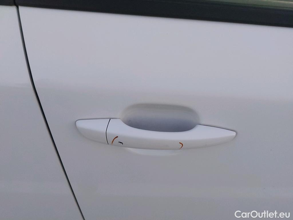  Peugeot  2008 PEUGEOT  / 2019 / 5P / todoterreno Active Pack BlueHDI 81kW (110CV) #17