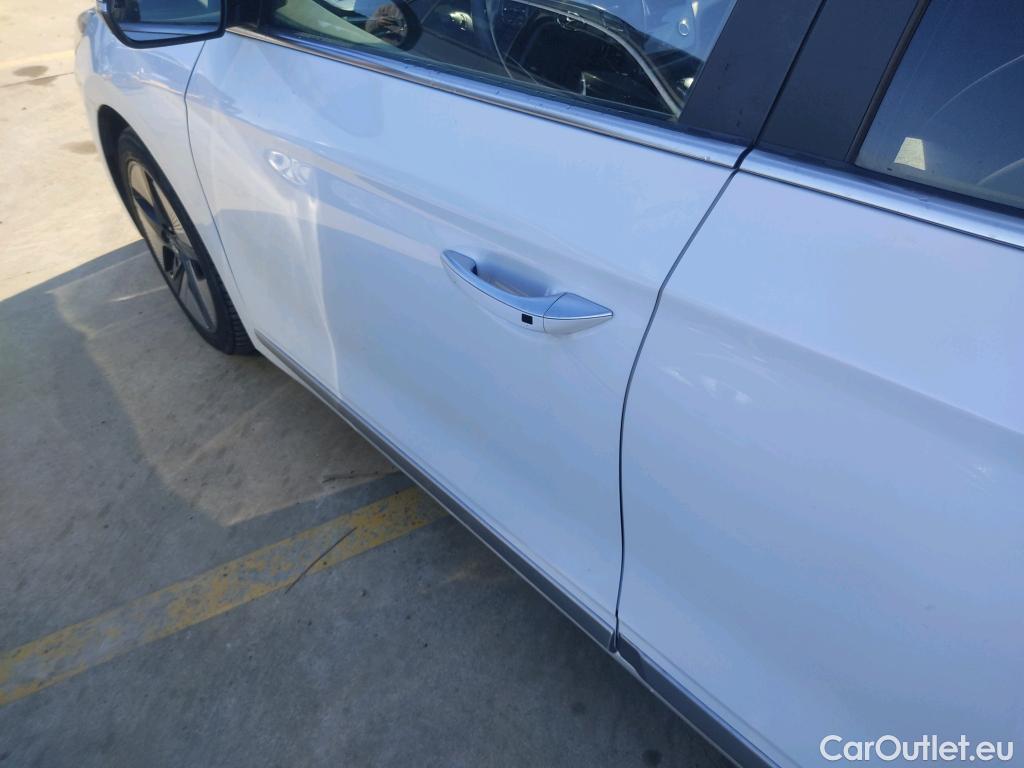  Hyundai   Ioniq HYUNDAI / 2019 / 5P / berlina con portón 1.6 GDI HEV Tecno DCT #14