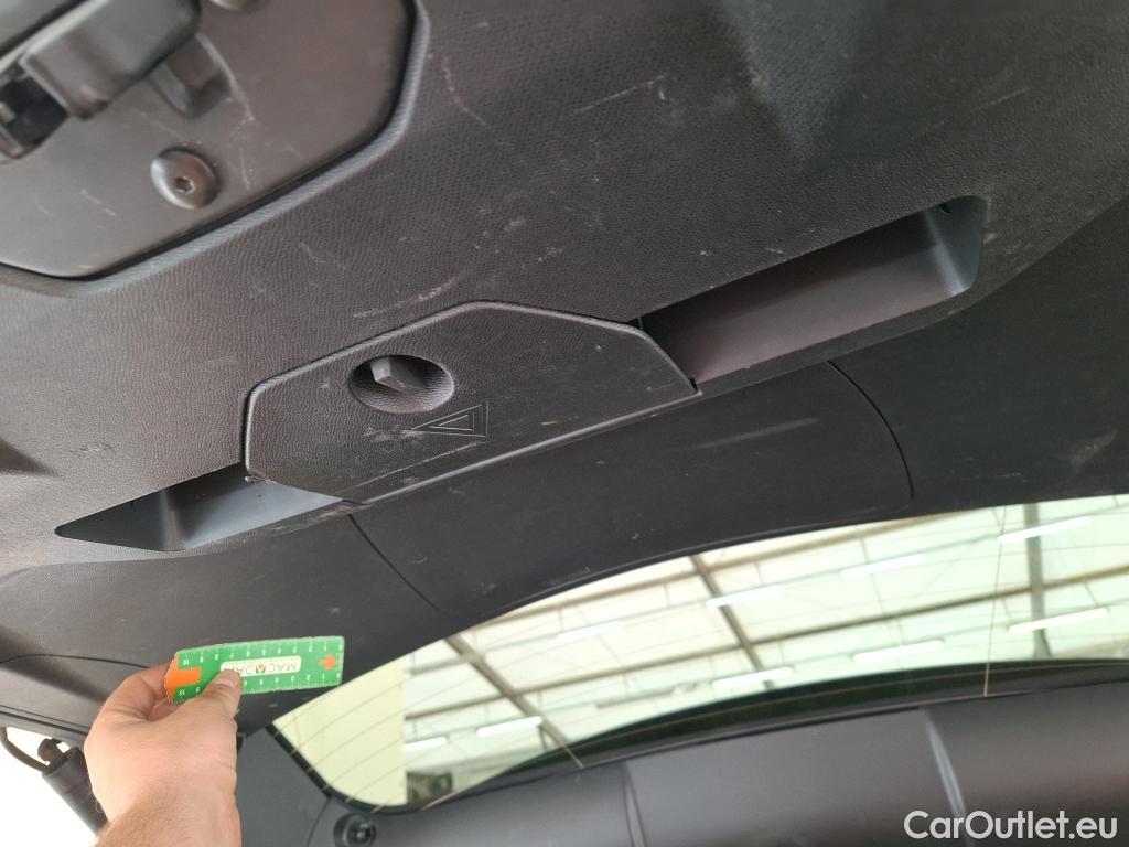  Peugeot  3008 PEUGEOT  / 2020 / 5P / SUV 1.6 HYBRID 225 E-EAT8 GT #26