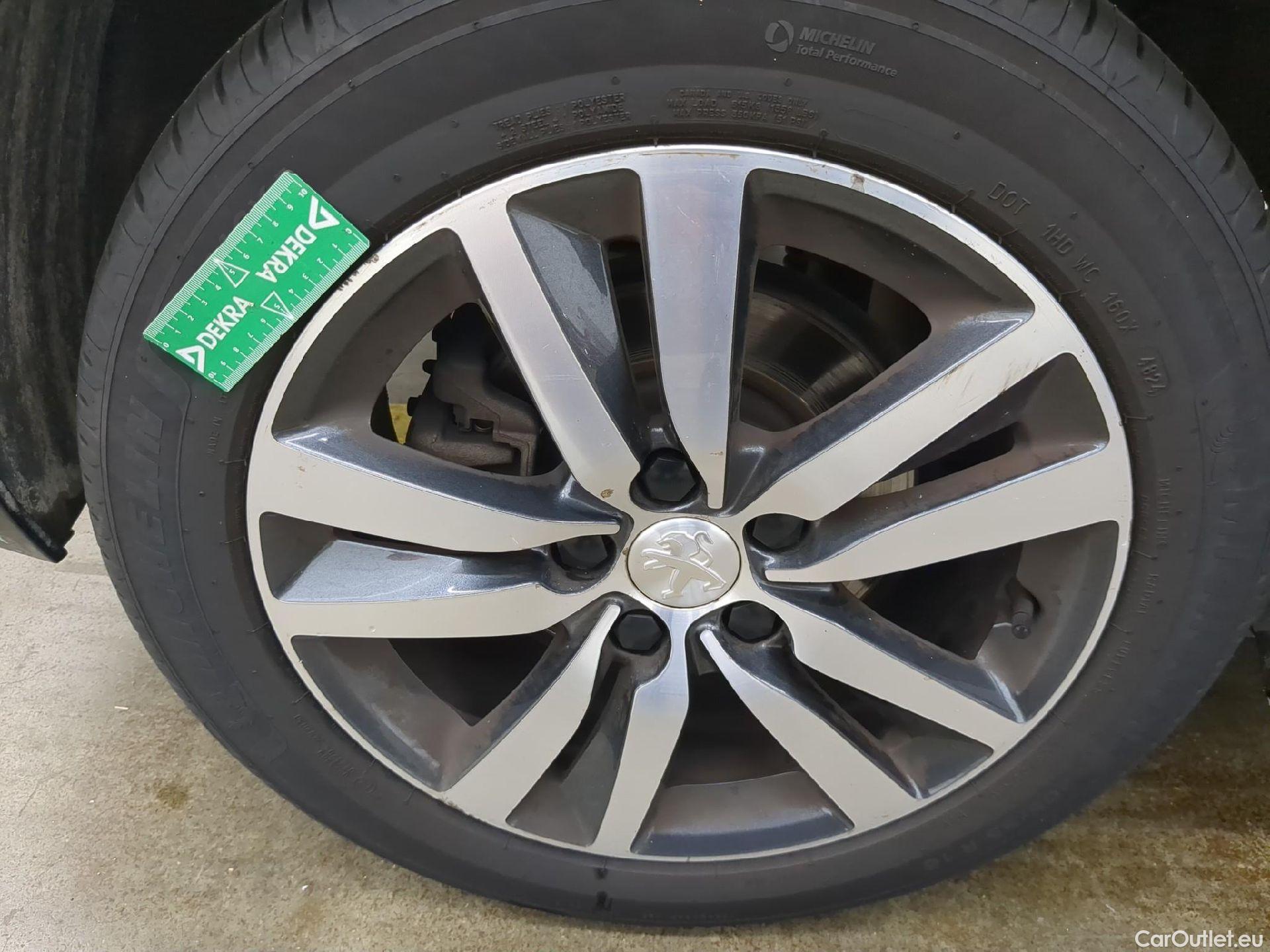  Peugeot  308  Allure 1.2 PureTech 130CV BVA8 E6d #15