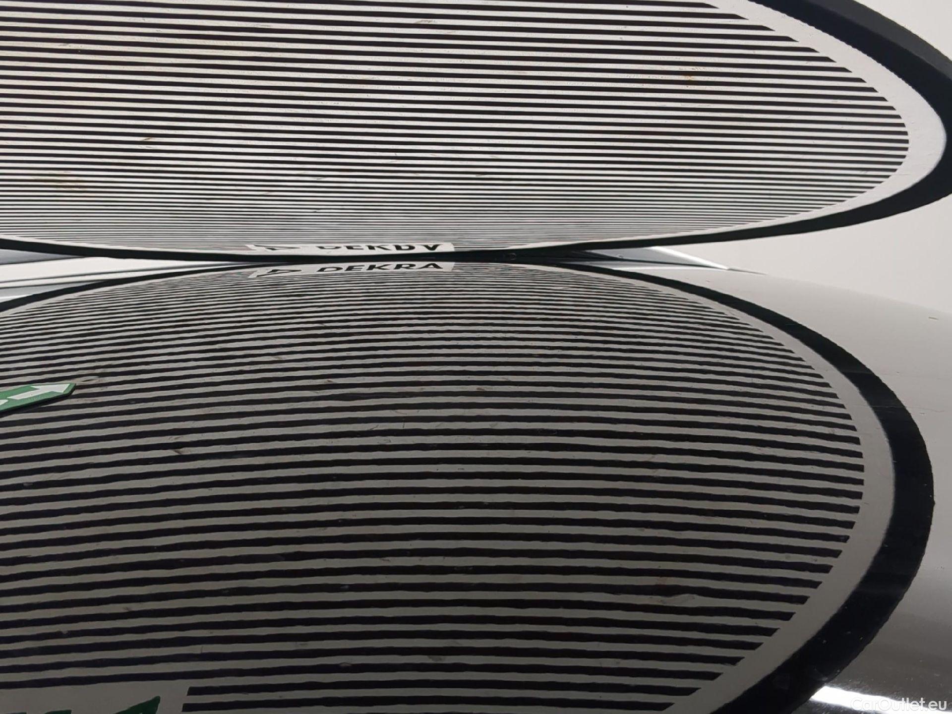  Volkswagen  T-ROC VOLKSWAGEN  / 2017 / 5P / SUV 1.5 TSI 150 EVO CARAT DSG7 #17