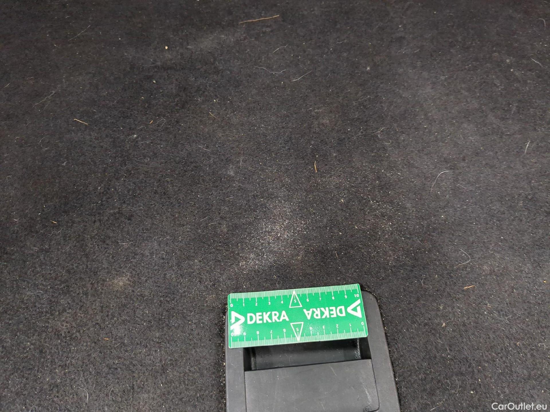  Volkswagen  T-ROC VOLKSWAGEN  / 2017 / 5P / SUV 1.5 TSI 150 EVO CARAT DSG7 #3