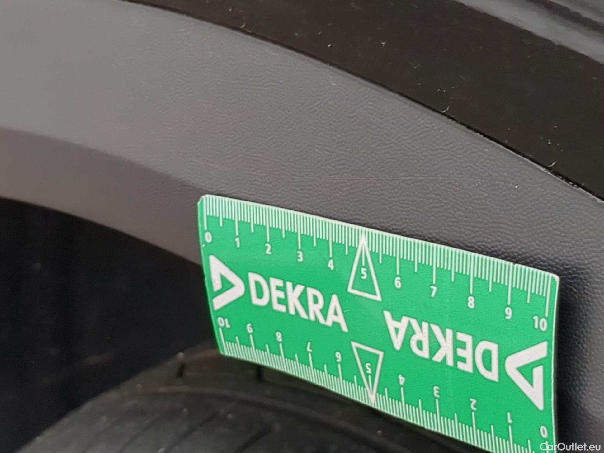  Volkswagen  T-ROC VOLKSWAGEN  / 2017 / 5P / SUV 1.5 TSI 150 EVO CARAT DSG7 #36